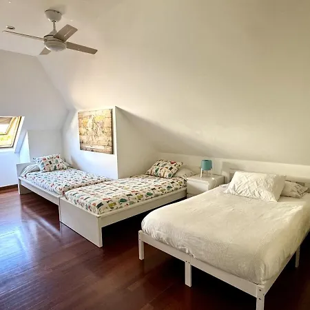 Dom wakacyjny Bascuas House With Ocean Views Aios