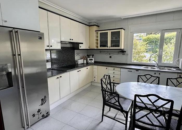 Bascuas House With Ocean Views Hébergement de vacances Aios